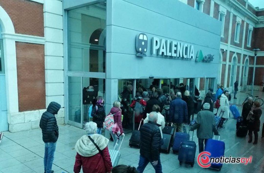 Viajeros entrando en la Estación de Palencia