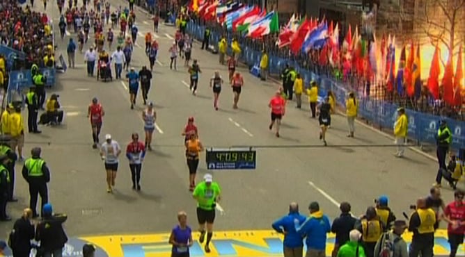 Captura de pantalla de la emisión de la NBC cuando explota una de las bombas en la línea de meta del maratón de Boston