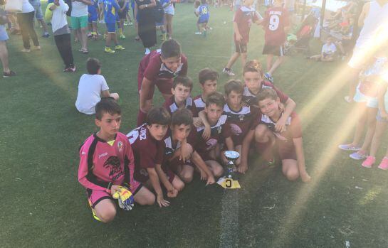 Equipo benjamín con su trofeo