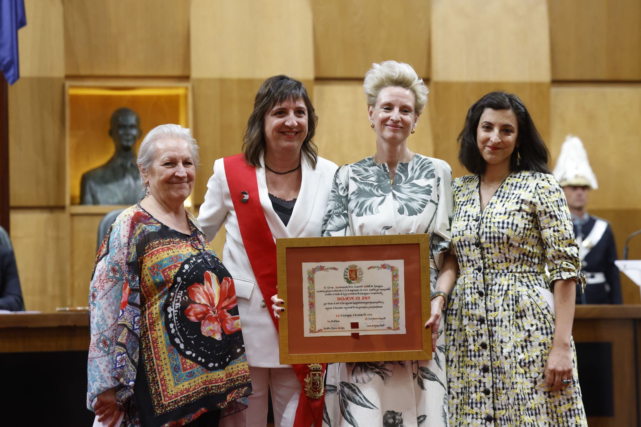 Fiestas del Pilar. Acto de la Entrega de Medallas y Distinciones de 2025 de Zaragoza. Hijos predilectos: Believe In Art, junto a la concejala Lola Ranera (PSOE)