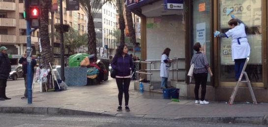 Limpiando los restos de la acampada en la oficina de BBVA de Alicante - 8 de abril de 2015