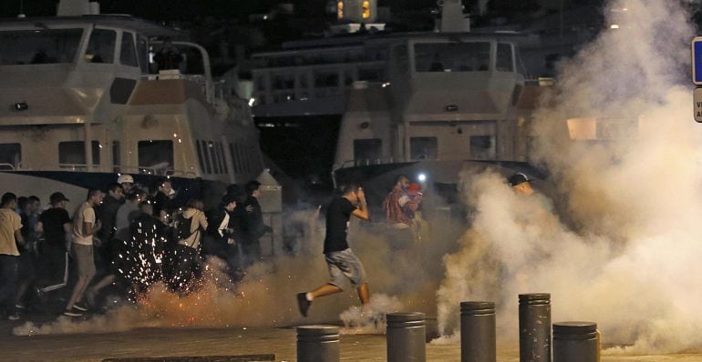 La policía francesa dispersa a los fans rusos