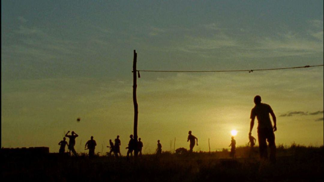 Un grupo de futbolistas de origen africano juega un partidillo en una localización española.