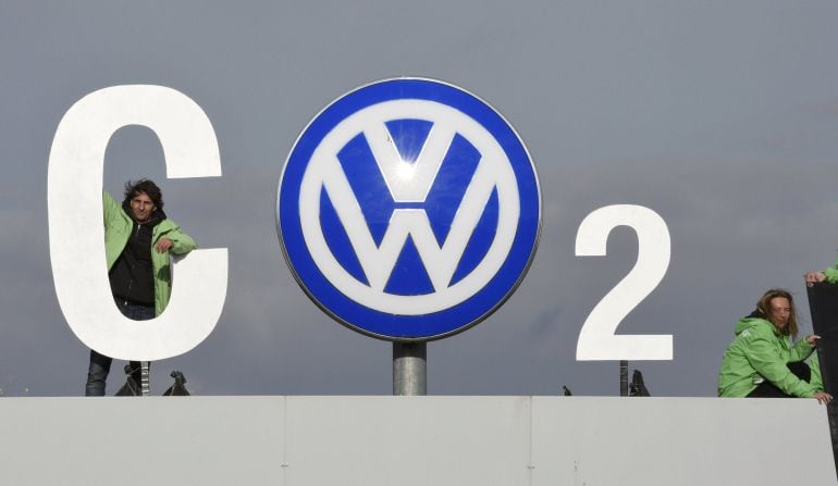 Activistas de Greenpeace en la sede de Volkswagen