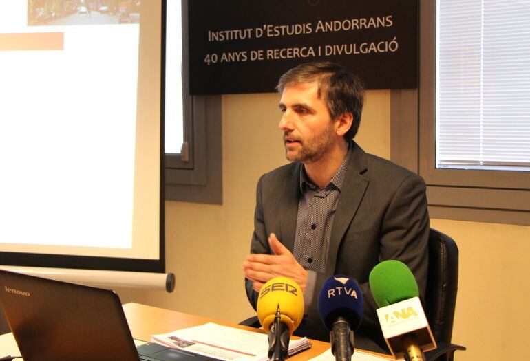 Joan Micó, el director del CRES, informant dels resultats del darrer observatori sociològic.