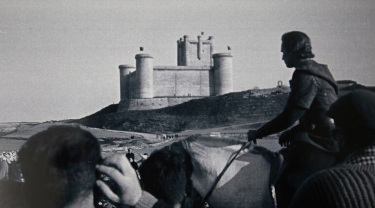 Charlton Heston durante el rodaje de El Cid, delante del castillo símbolo de Torrelobatón.