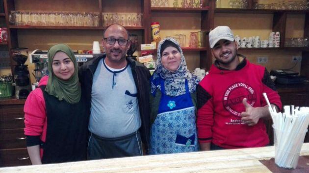 Reham, Ahmed, Zaikia y Husam, miembros de la familia palestina que acaba de abrir Al Batool