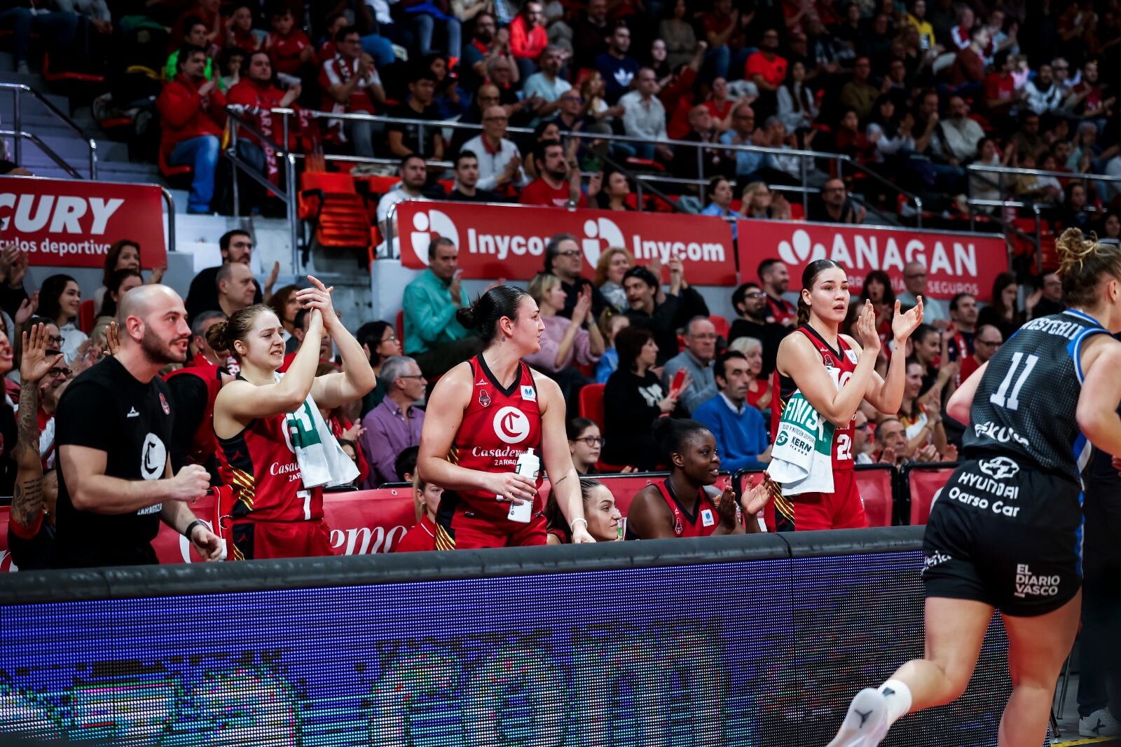 Las jugadoras de Casademont Zaragoza celebran una jugada en el banquillo