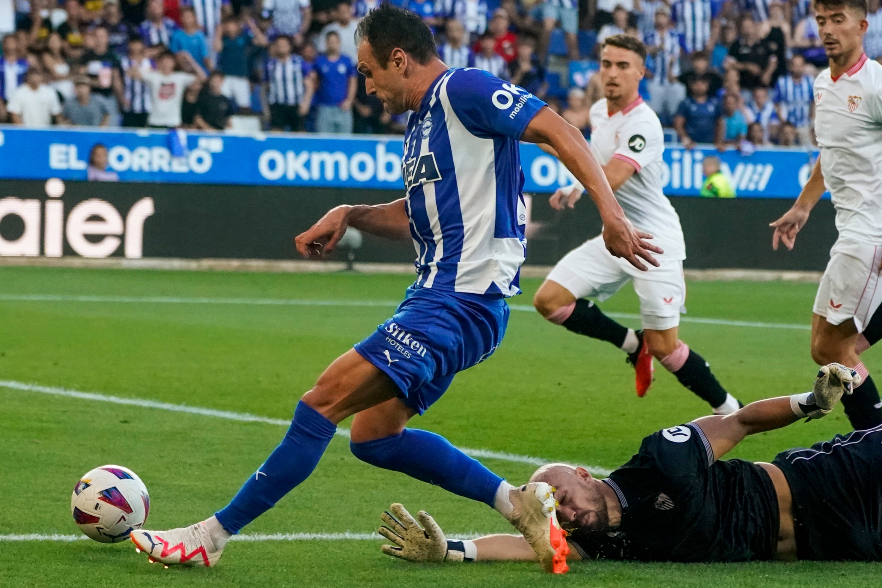 VITORIA, 21/08/2023.- El delantero del Deportivo Alavés Kike García anota ante el Sevilla, durante el encuentro correspondiente a la segunda jornada de la LaLiga EA Sports entre el Deportivo Alavés y el Sevilla FC disputado este lunes en el estadio de Mendizorroza, en Vitoria. EFE/ L. Rico
