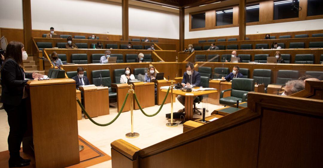 Miren Gorrotxategi, durante su intervención en el pleno del Parlamento vasco