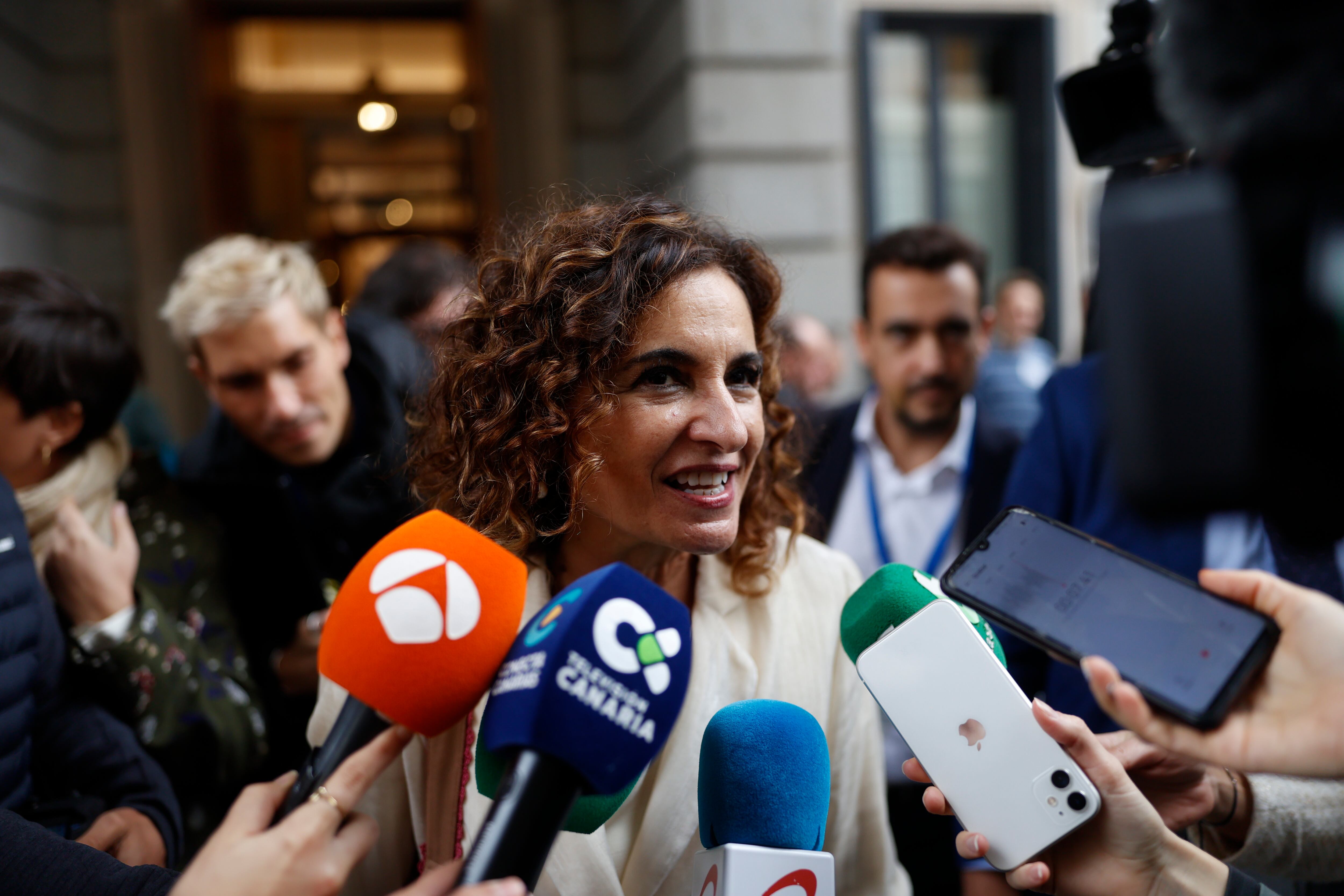 La diputada socialista Maria Jesús Montero se dirige a medios de comunicación al abandonar el Congreso de los Diputados tras haber prosperado la investidura del secretario general del PSOE, Pedro Sánchez, este jueves en Madrid. EFE/ Rodrigo Jiménez