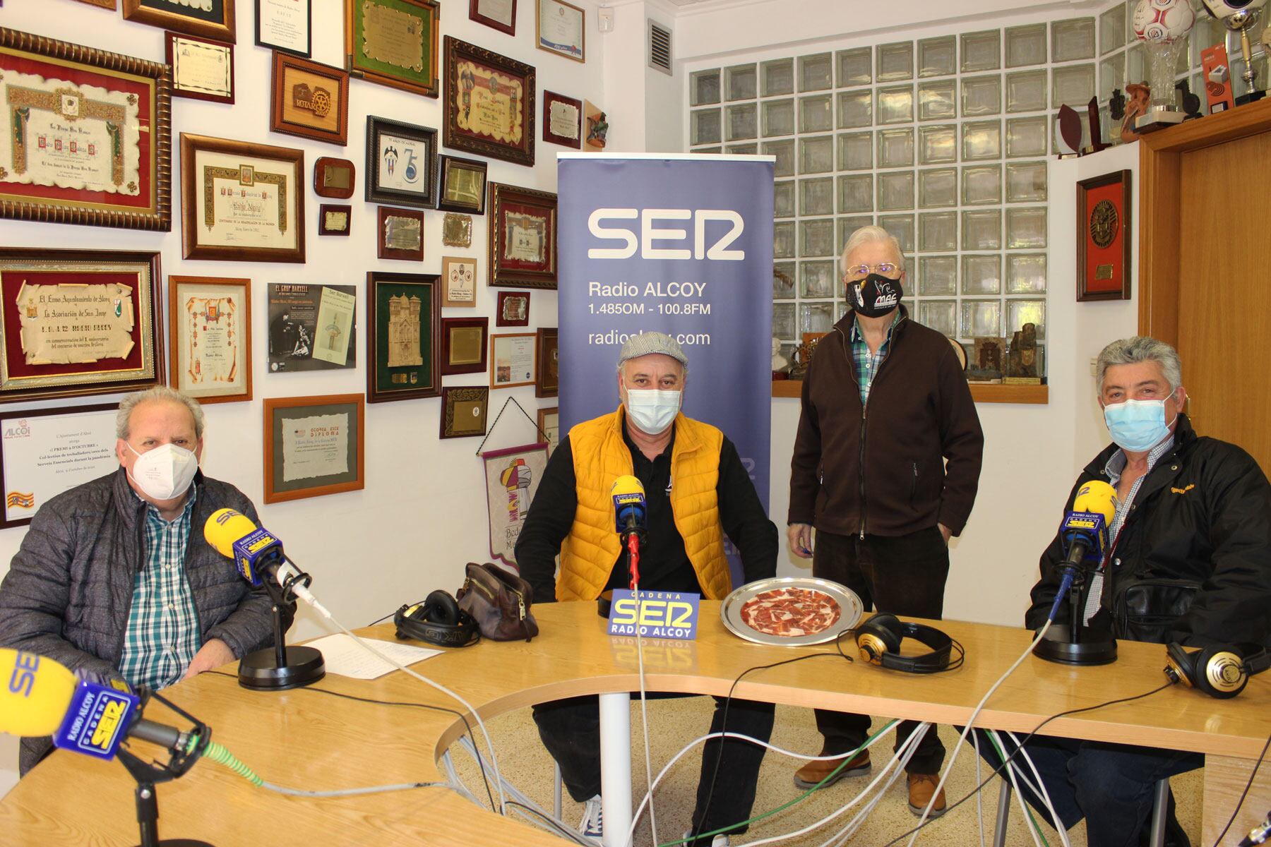 José Payá, Nando Riaza, Paco Aznar y Carlos García, en el estudio central de Radio Alcoy