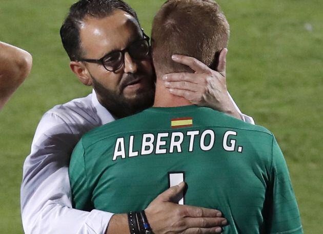 Pepe Bordalás celebra el ascenso con el portero Alberto García.