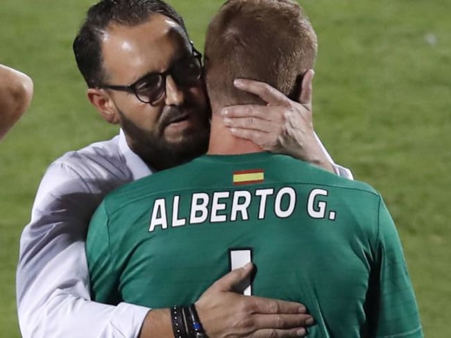 Pepe Bordalás celebra el ascenso con el portero Alberto García.