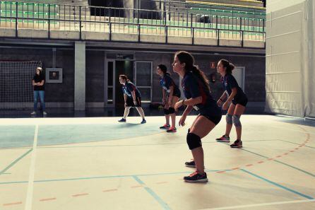 Jugadoras del equipo linarense ocupan posiciones defensivas