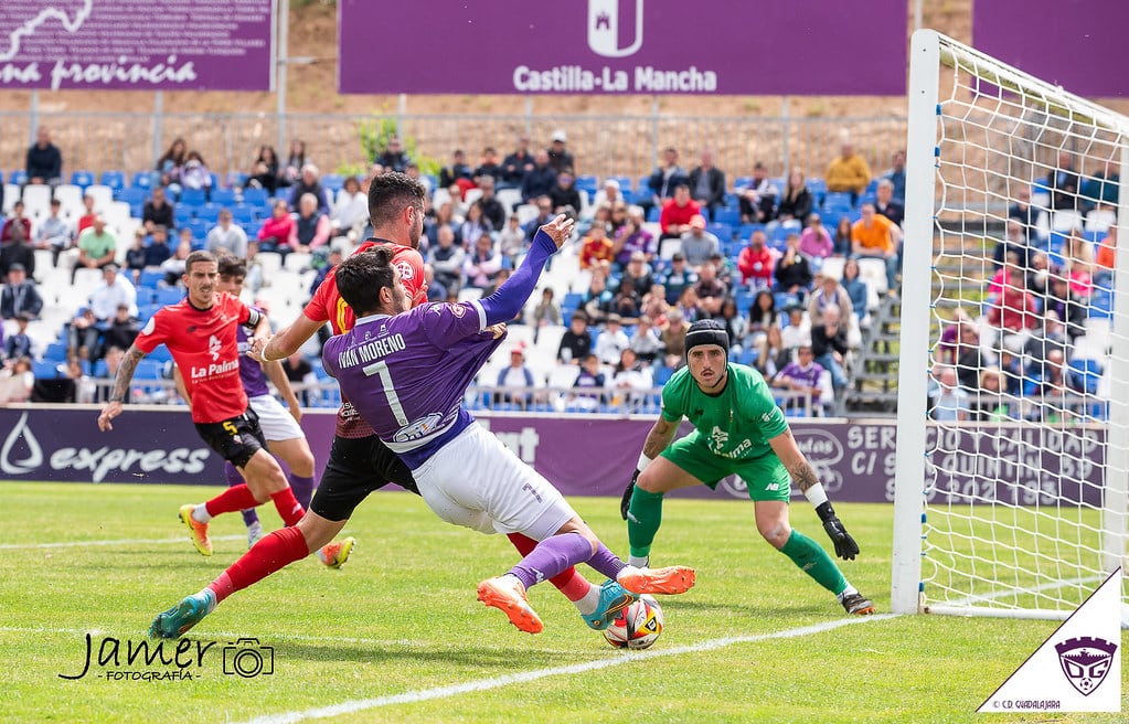 Iván Moreno que provocó dos penaltis y anotó un gol y que posiblemente diga adiós al Dépor tras 5 temporadas fue la pesadilla de la defensa del Mensajero FOTO: José Andrés Merino