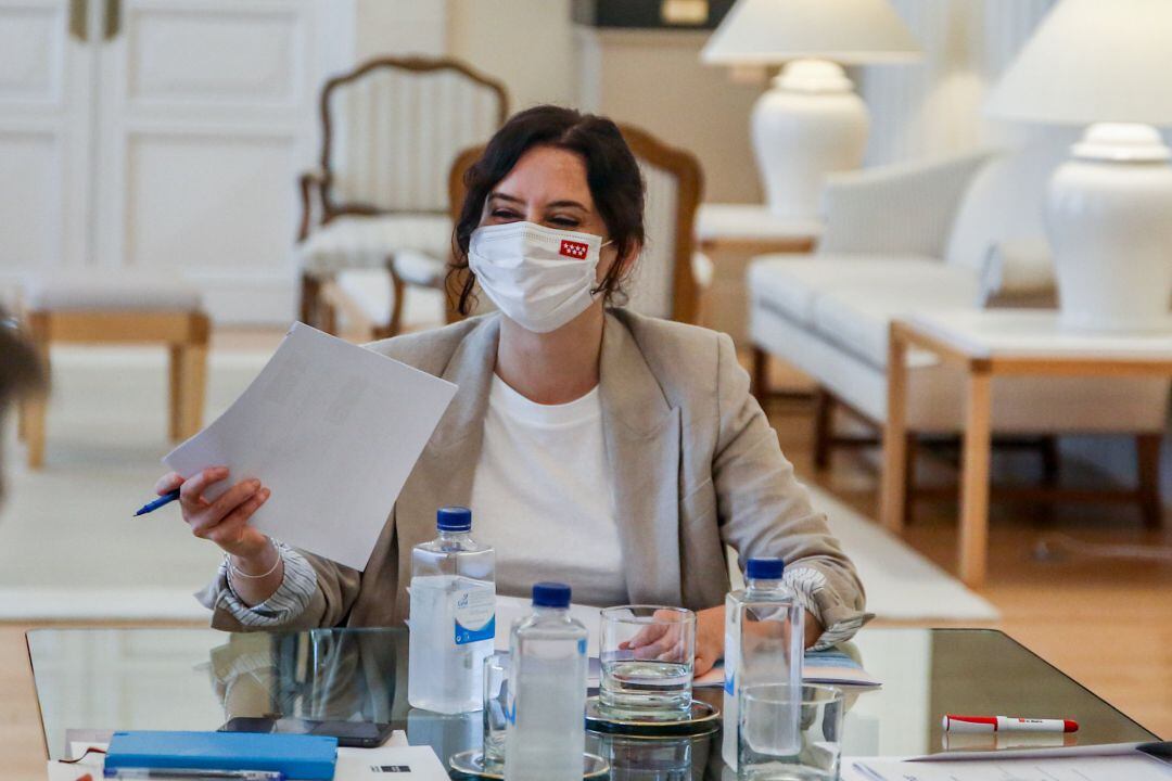 La presidenta en funciones de la Comunidad de Madrid, Isabel Díaz Ayuso, durante una reunión con la presidenta de la Fundación ECOMAR y doble campeona olímpica, Theresa Zabell.