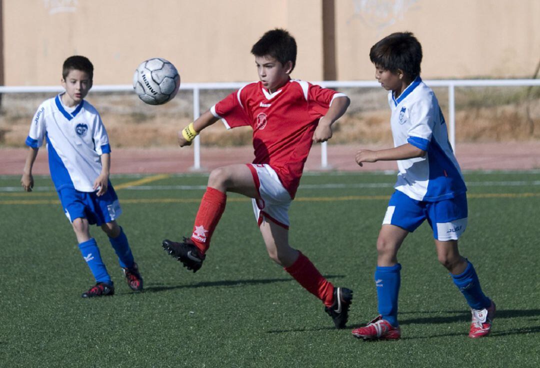 Niños jugando al fútbol