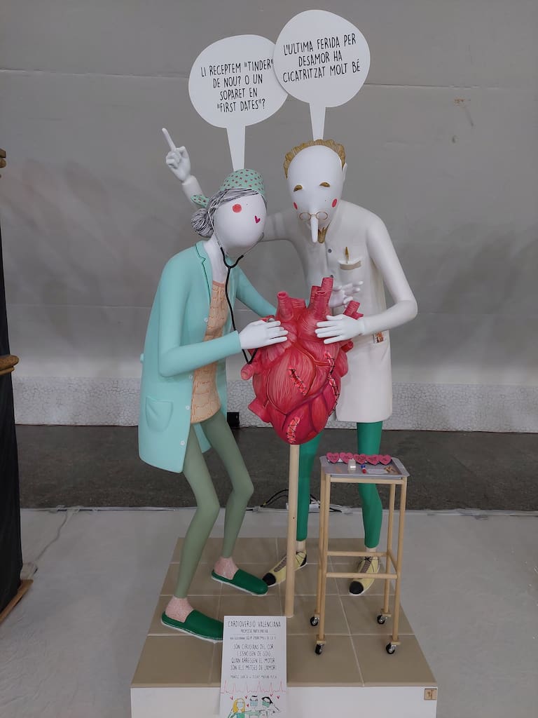 La Exposición del Ninot de las Fallas 2023 abre sus puertas con 750 figuras que rebosan diseño y sátira. Todas ellas quieren salvarse de las llamas gracias al voto popular.