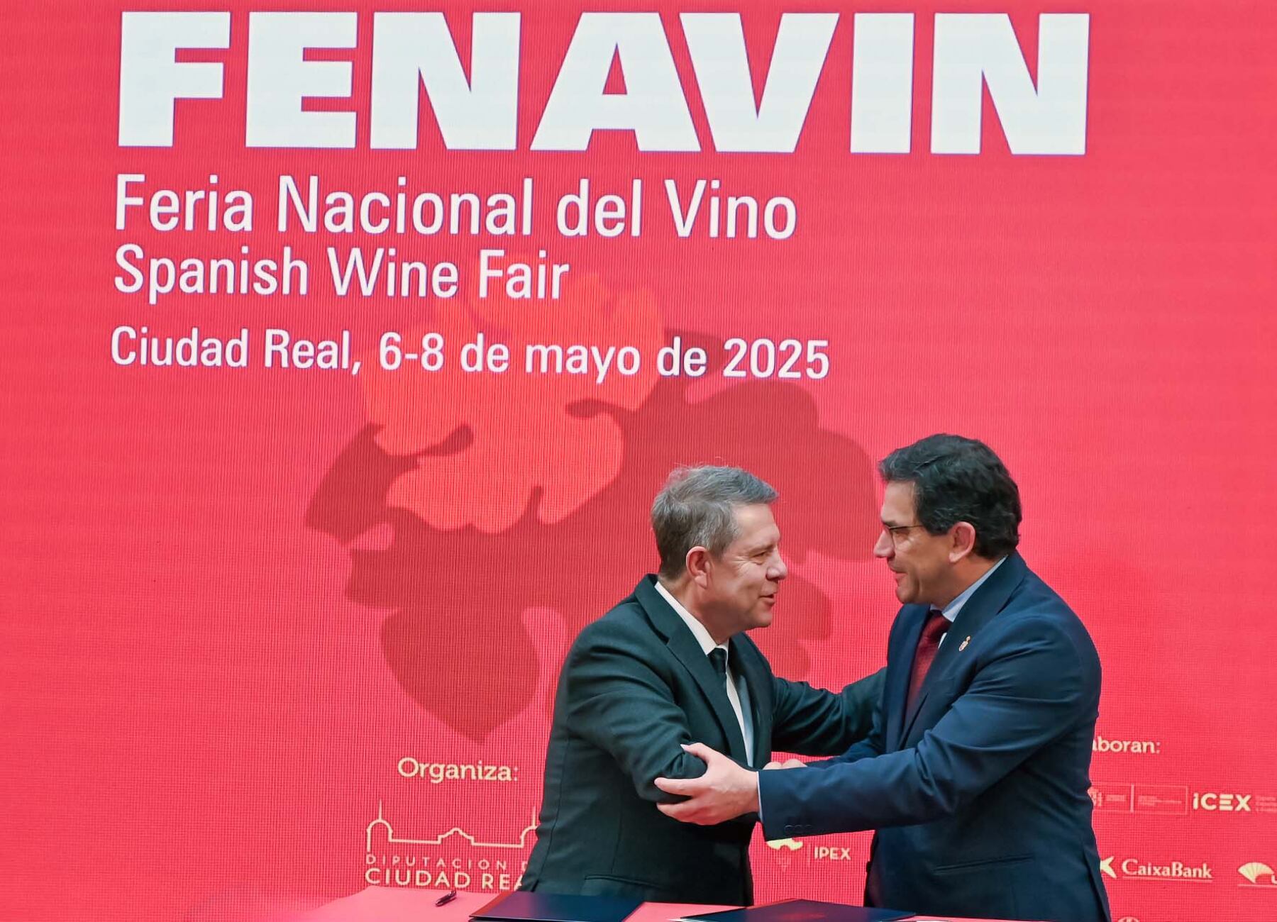Emiliano García Page, presidente de Castilla La Mancha y Miguel Ángel Valverde, presidente de la Diputación de Ciudad Real, firman el convenio de colaboración para Fenavin 2025
