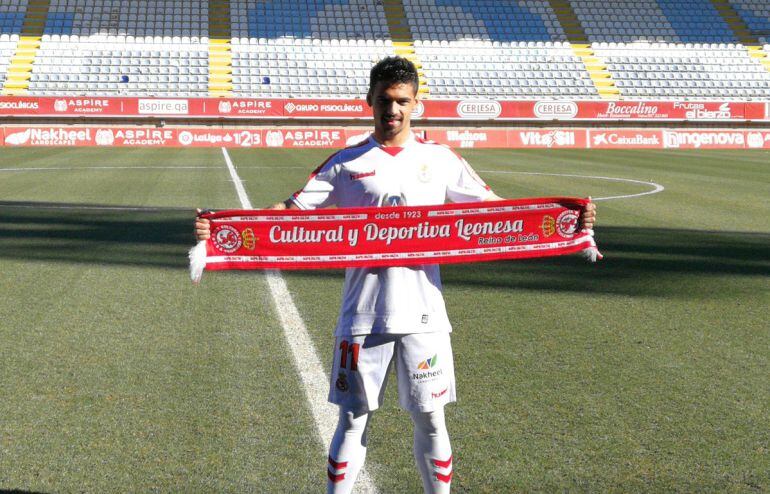 Salvador posa con los colores de su nuevo equipo