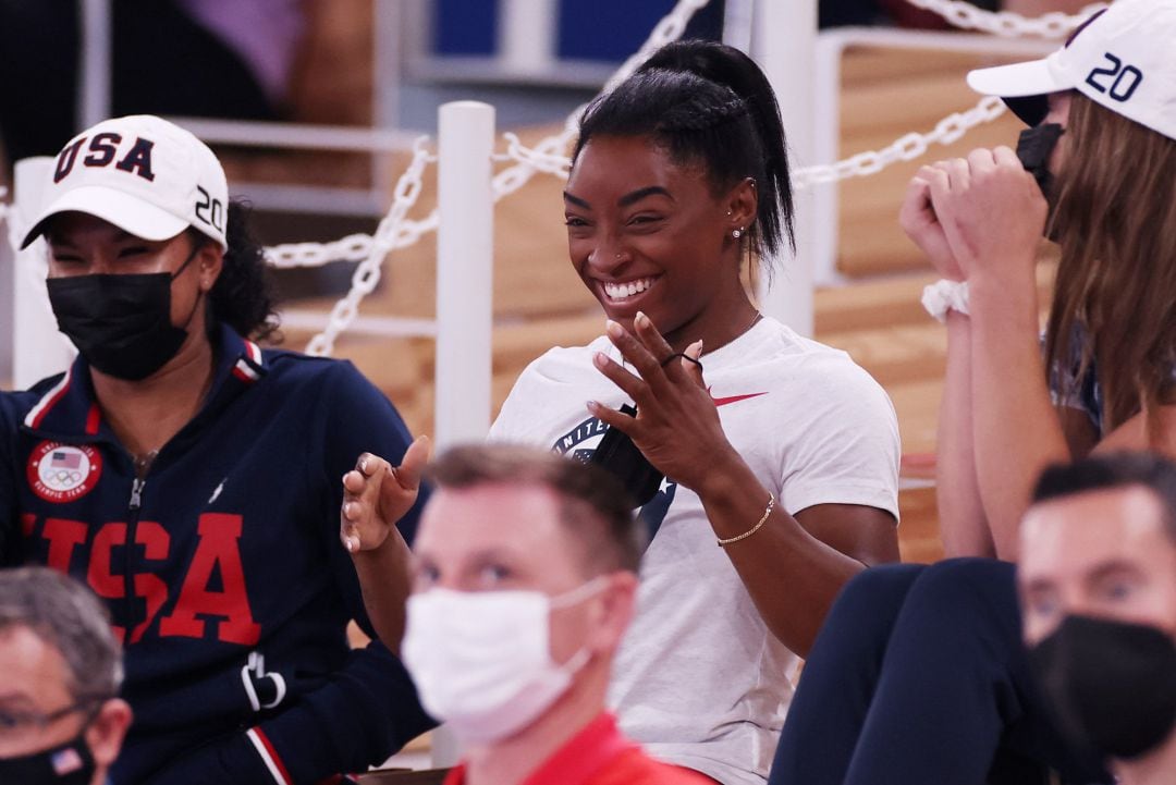 Simone Biles anima a sus compañeras desde la grada