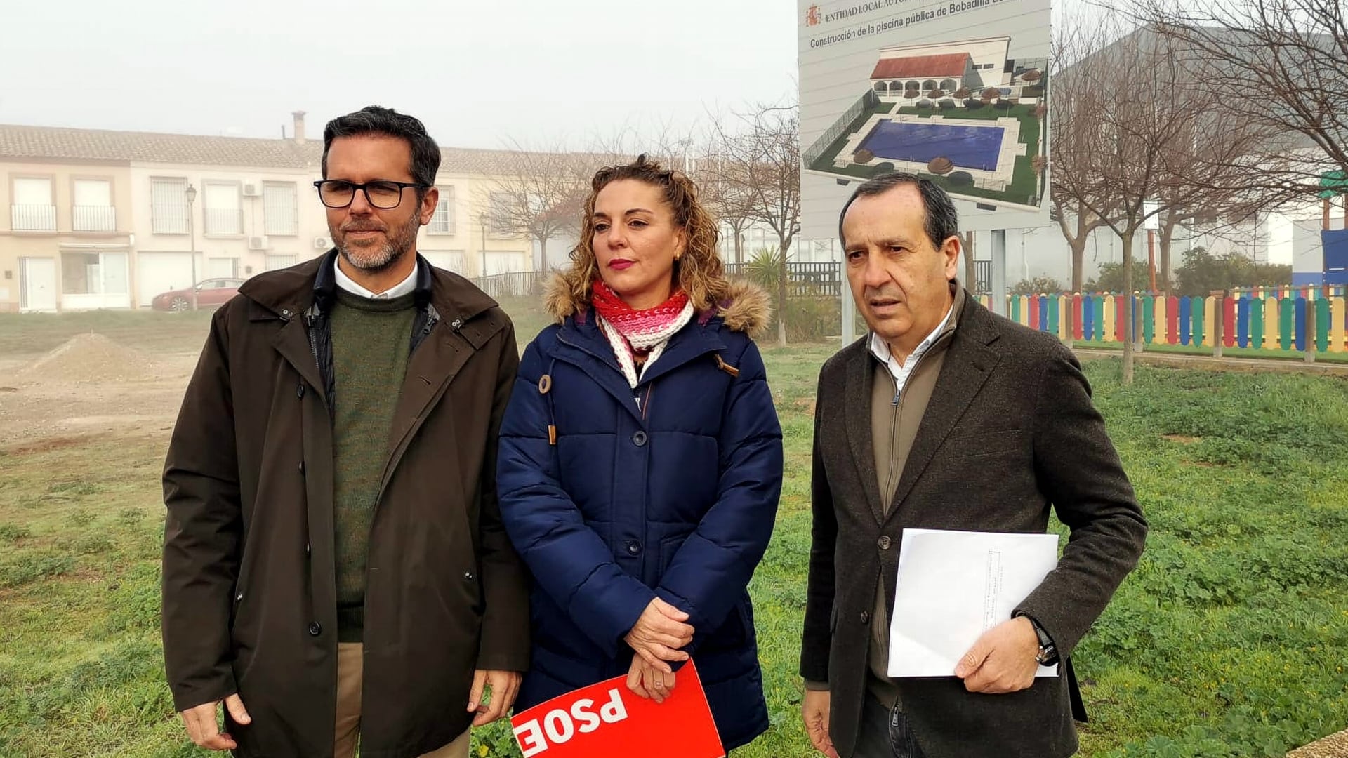 Laura Cano, José Luis Ruiz Espejo y Francisco Calderón en rueda de prensa en los terrenos donde se proyectaba la piscina de Bobadilla Estación