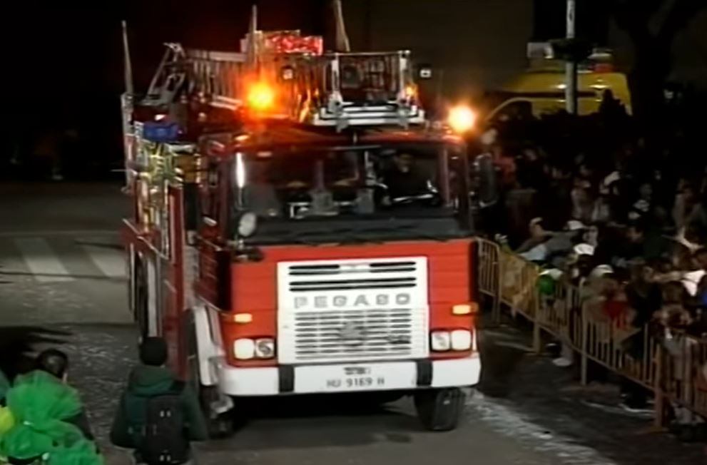 Camión de bomberos en la cabalgata de Reyes de Huesca de 2019