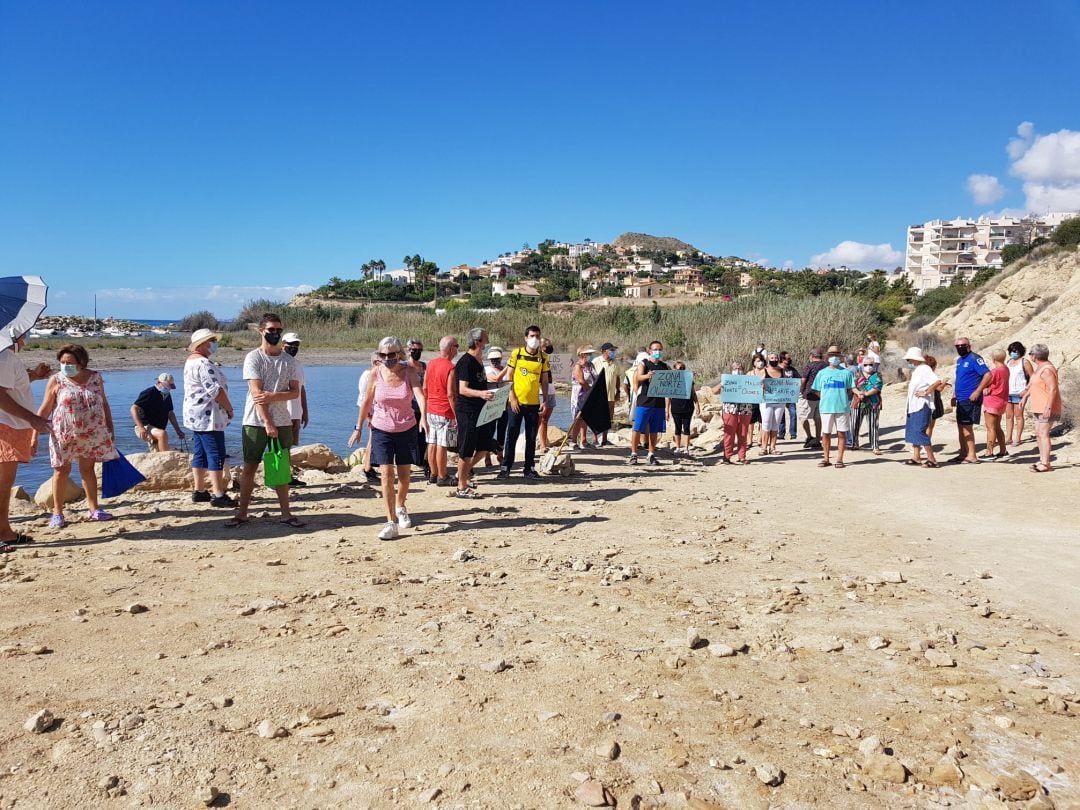 Imagen de archivo de un acto de protesta en Cala Baeza (El Campello)