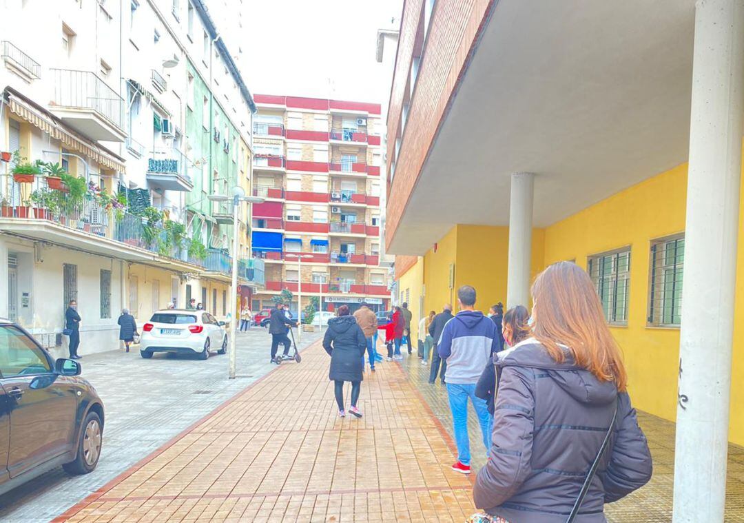 Cola en el Centro de Salud de Beniopa en Gandia 