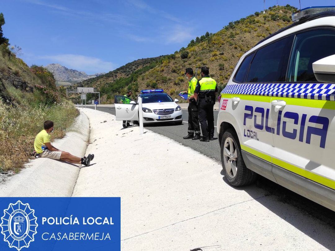 Los agentes junto al detenido en plena autovía