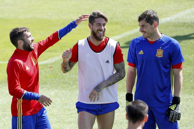 Los jugadores de la selección española Jordi Alba, Sergio Ramos (c) e Iker Casillas (d), durante el entrenamiento realizado hoy en la Isla de Ré, lugar de concentración del equipo para su participación en la Eurocopa 2016 que se celebra en Francia. España