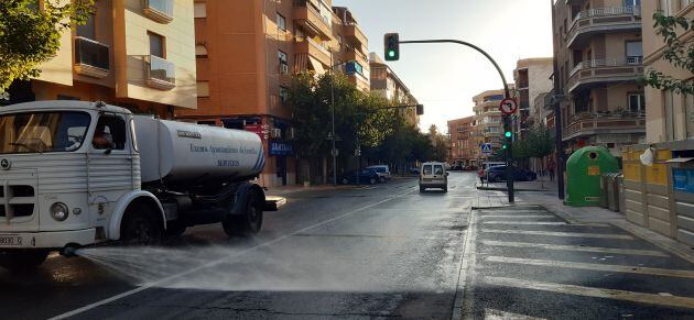 Una cuba de agua a presión desinfecta las calles