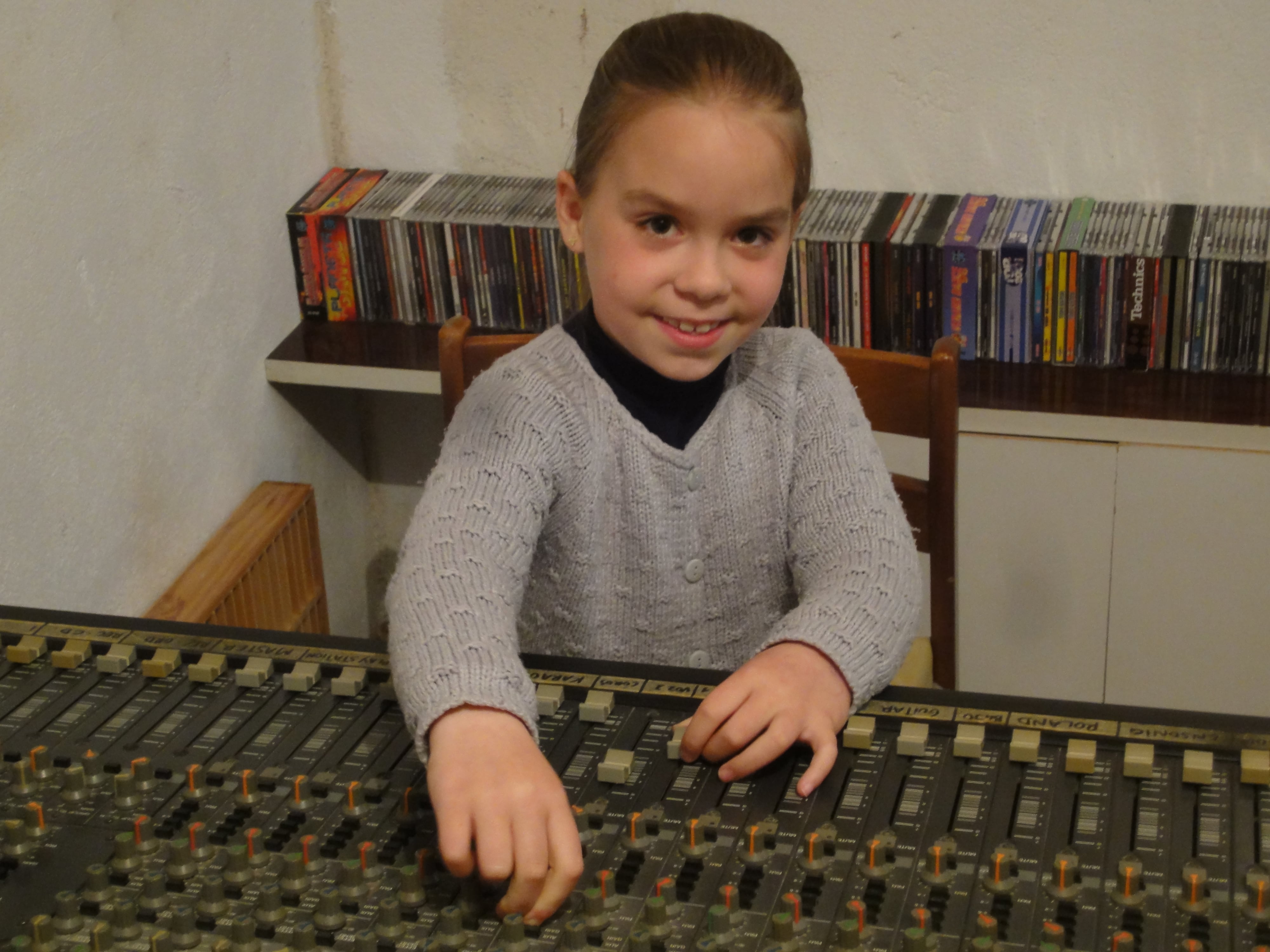 Lucía Crespo a los mandos técnicos de Radio Serranía donce presenta el programa &#039;El Tocadiscos de Lucía&#039;.