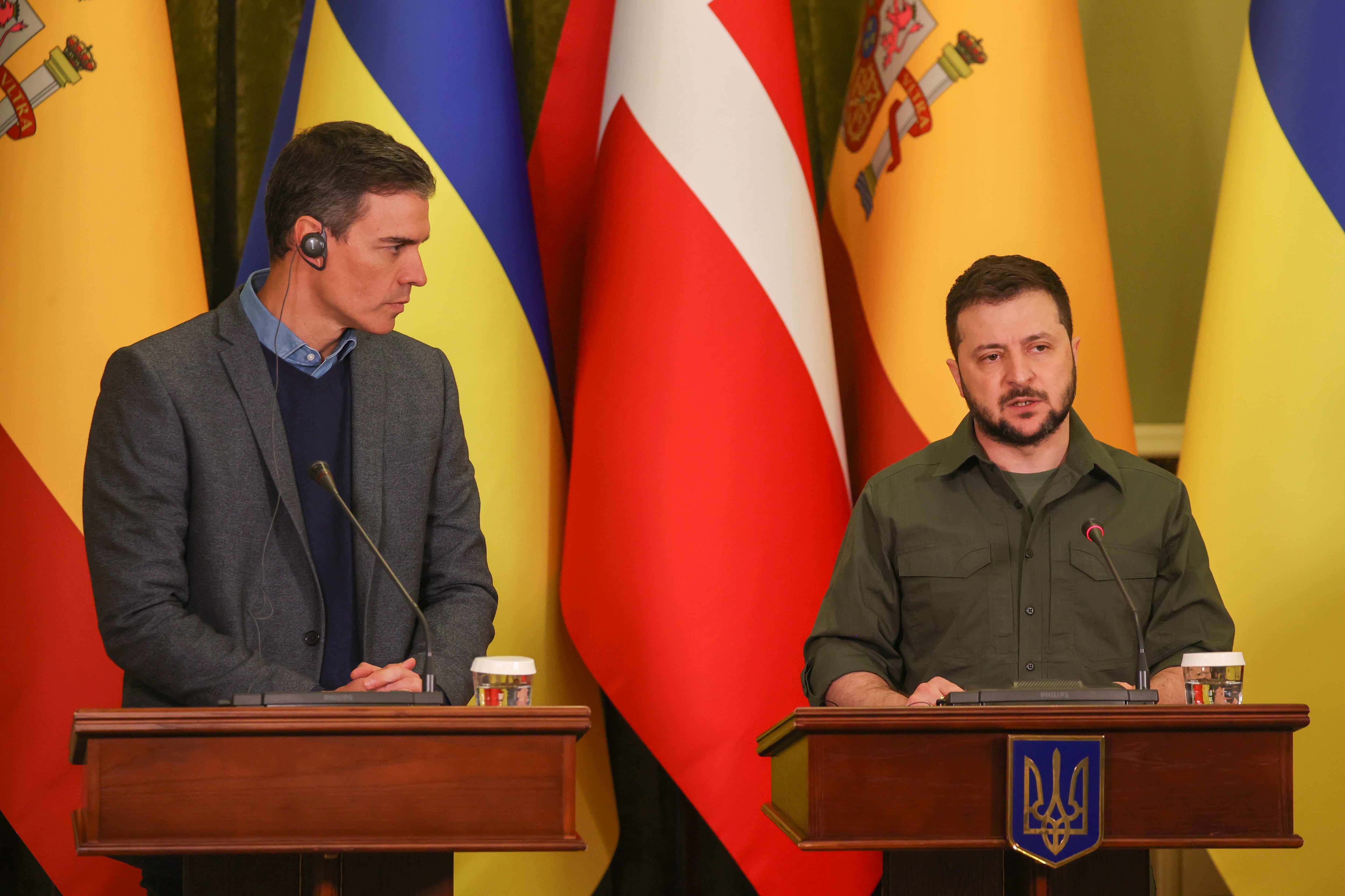 El presidente del Gobierno, Pedro Sánchez, y el presidente de Ucrania, Volodímir Zelenski, durante la rueda de prensa que ambos dieron en Kiev el 21 de abril