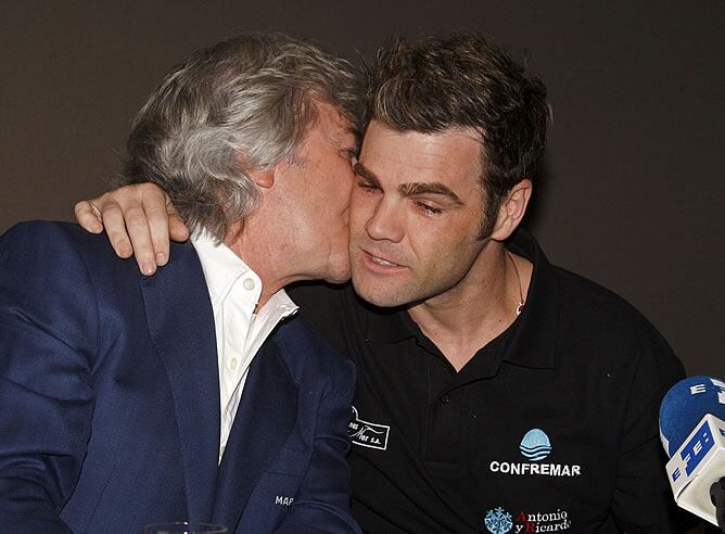 Fonsi Nieto se abraza a su tío después de anunciar su retirada del motociclismo