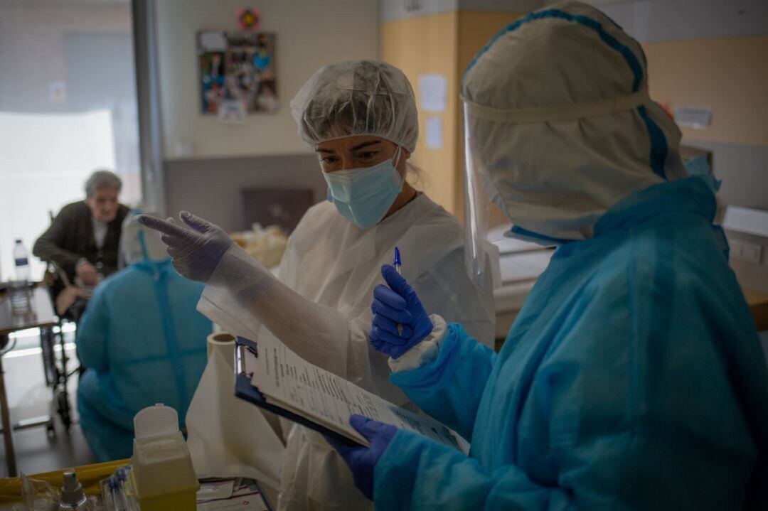 Sanitarios trabajando en una residencia