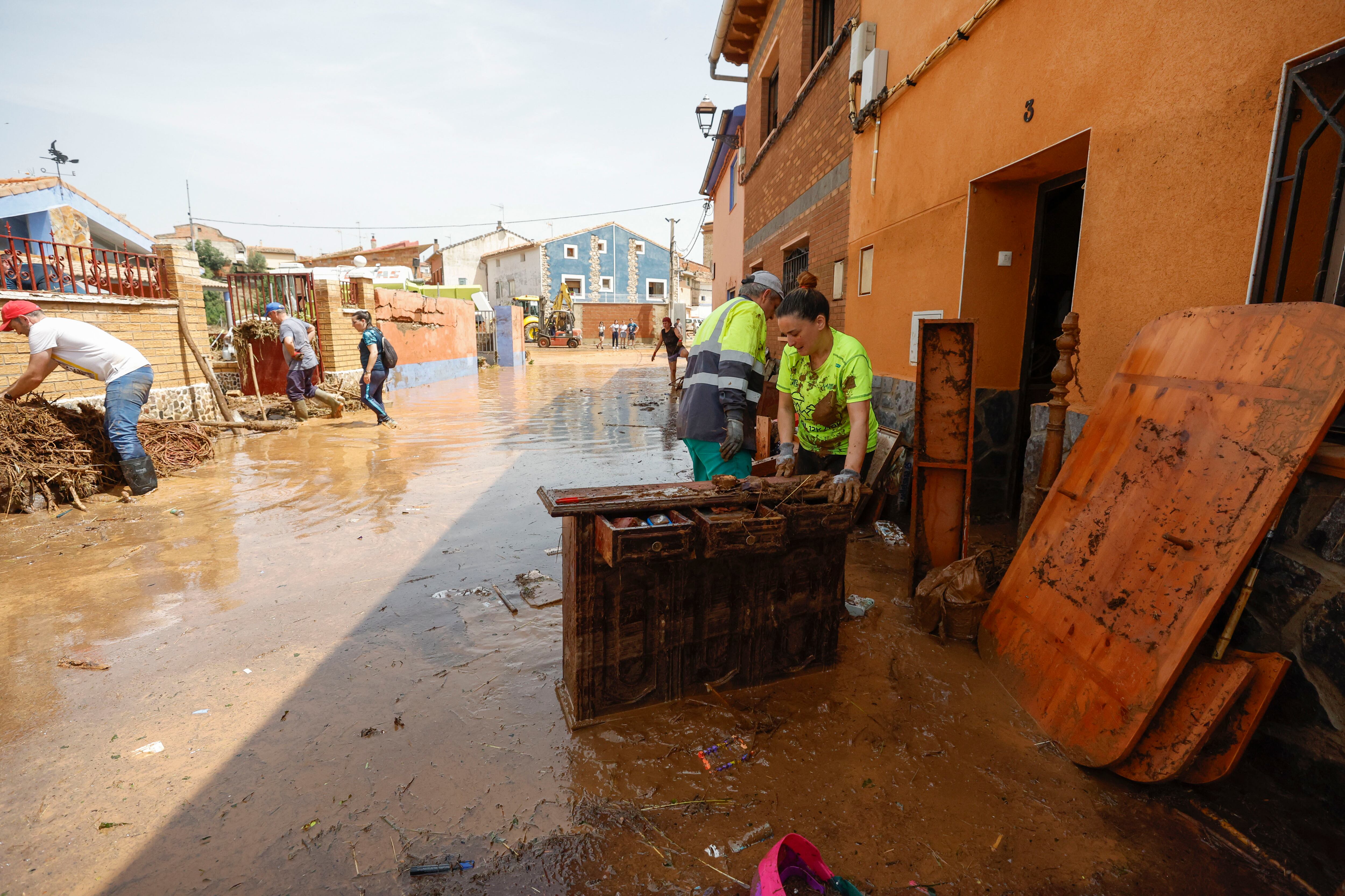 AZUARA (ZARAGOZA), 14/06/2025.- Vista este sábado de los daños materiales provocados por las intensas tormentas de ayer en la localidad de Azuara (Zaragoza). Cuatro carreteras permanecen cortadas tras las fuertes tormentas que descargaron a última hora de este viernes en zonas de la provincia de Zaragoza y Teruel y que obligaron al rescate de diez vecinos de la localidad de Letux atrapados por el agua. EFE/ Javier Cebollada
