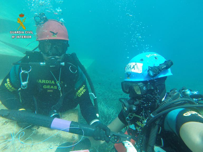Imagen de los GEAS durante las labores de búsqueda