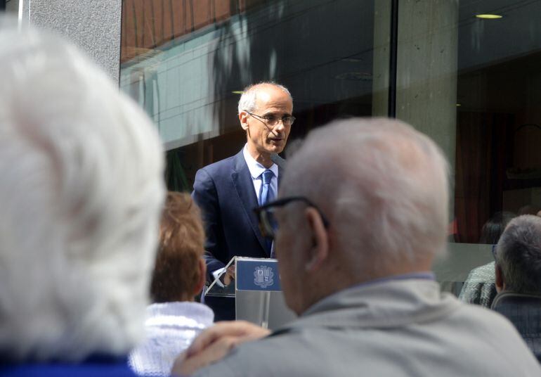 El cap de Govern, Antoni Martí, saluda els padrins de la residència de El Cendre amb motiu de la festivitat de Meritxell.