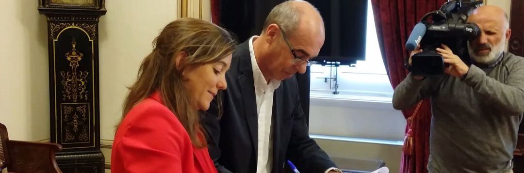 Firma del acuerdo entre PSOE y BNG en A Coruña