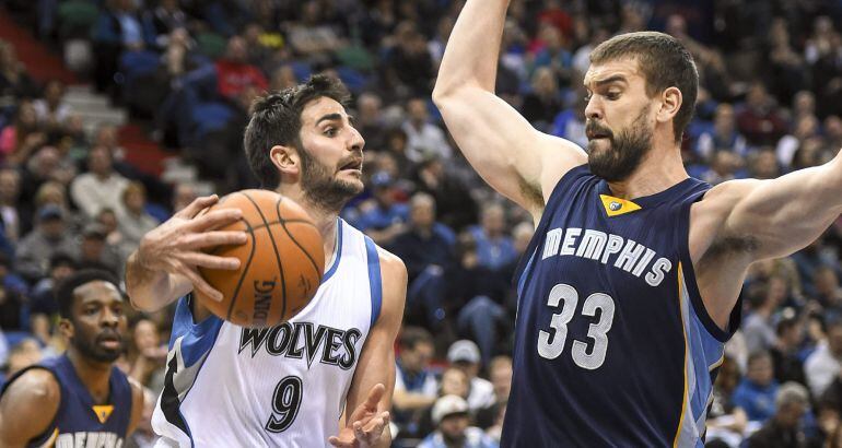 Marc Gasol de Grizzlies intenta bloquear a Ricky Rubio (i) de Timberwolves hoy, viernes 6 de febrero de 2015, durante un partido por la NBA en el Target Center de Minneapolis (EE.UU.