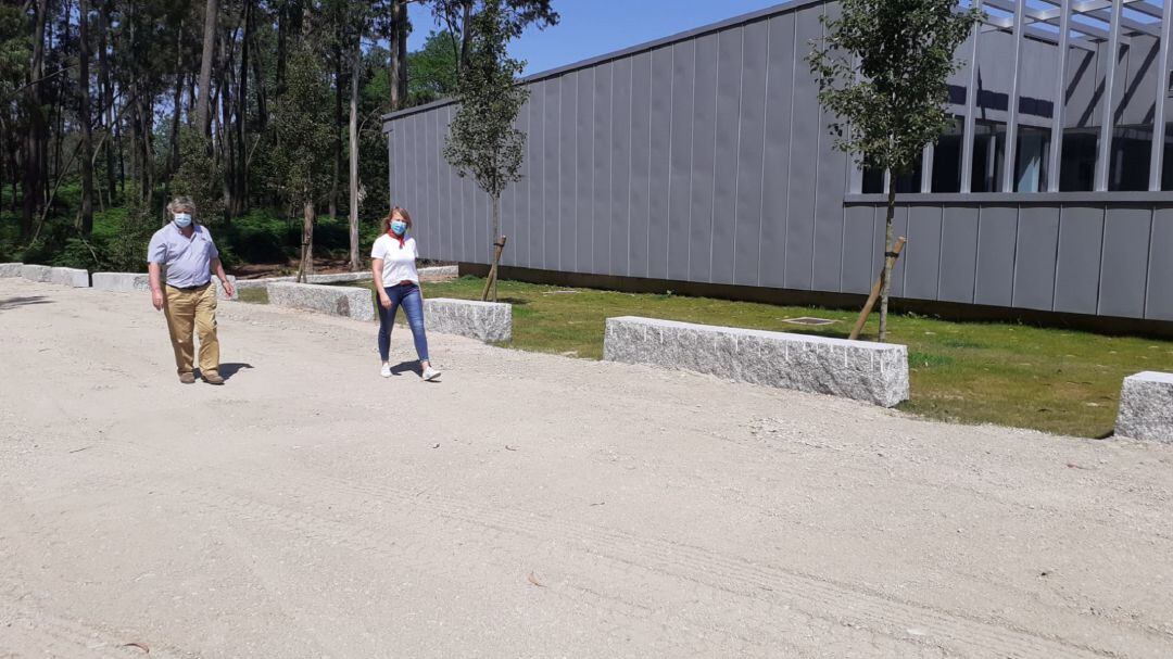 Loli Castiñeira, alcaldesa de Salceda, pasea por el aparcamiento municipal gratuito acondicionado en las inmediaciones del nuevo centro de salud.