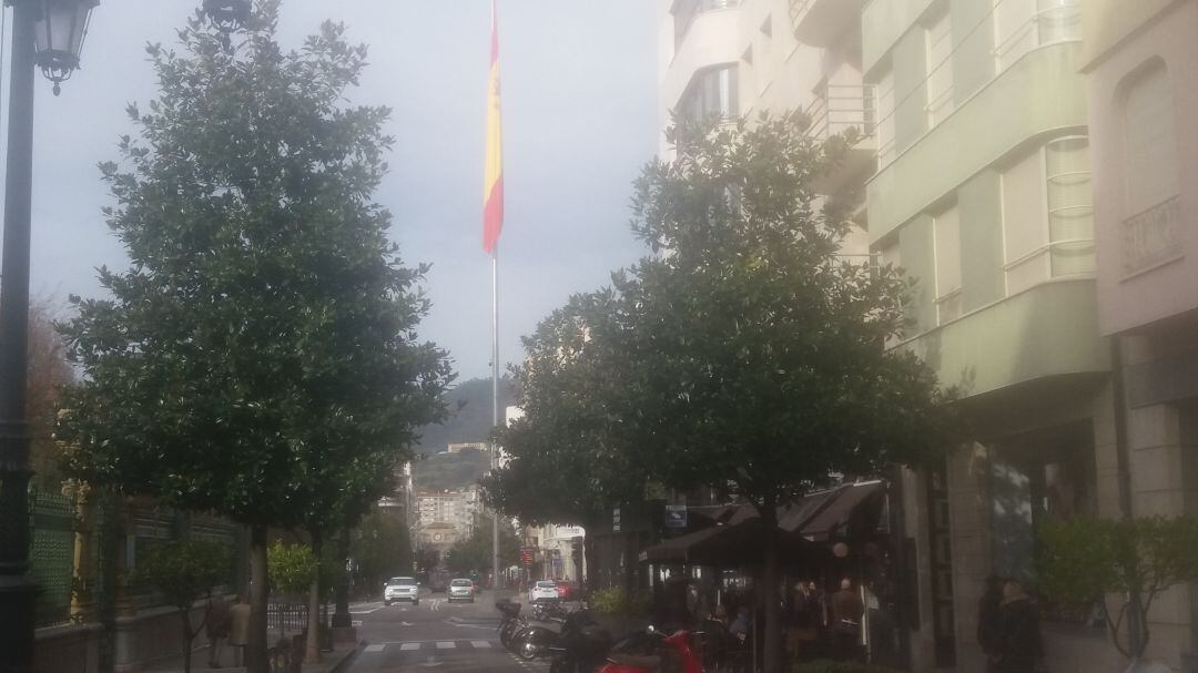 Quienes han madrugado para izar la bandera, cuentan que cuelga del mástil desde las seis de la mañana. 