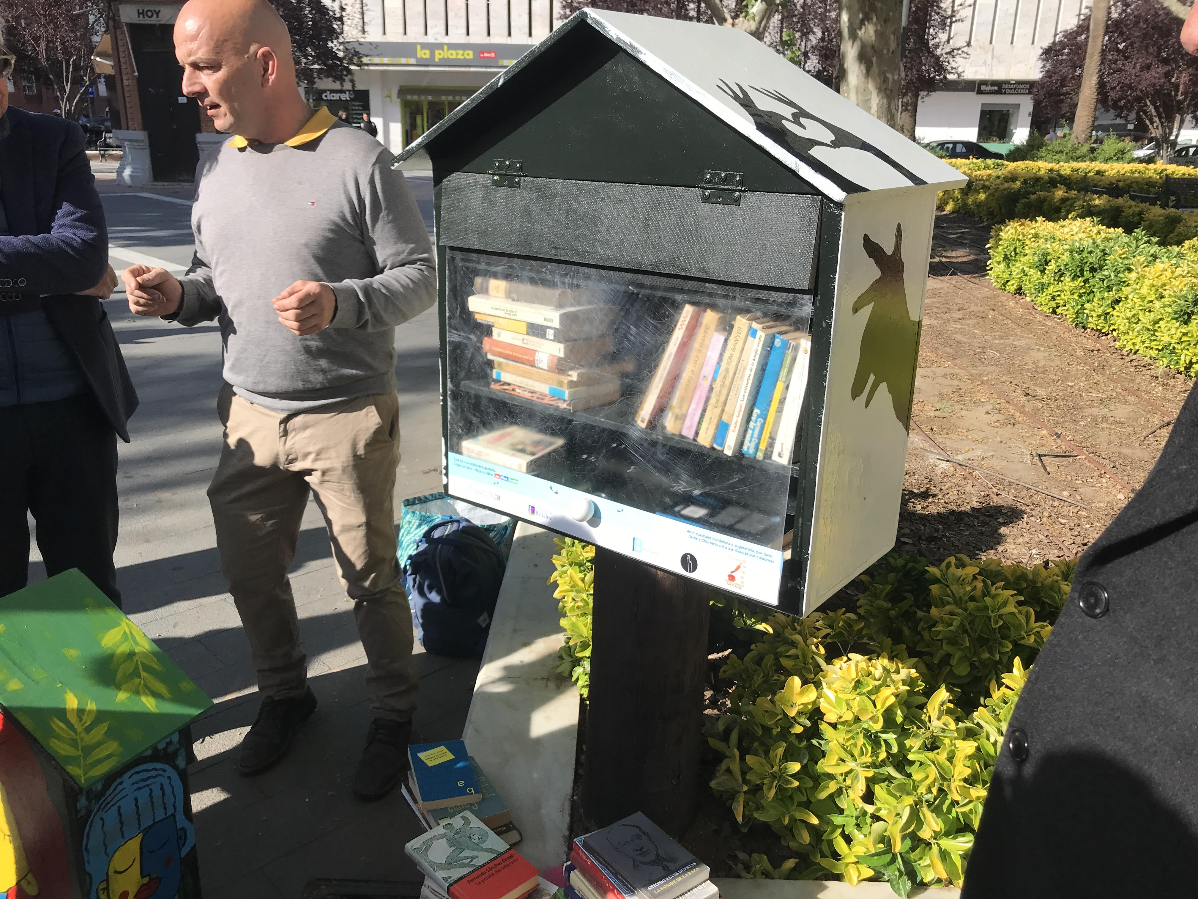 Arranca en Badajoz la iniciativa de bibliotecas callejeras