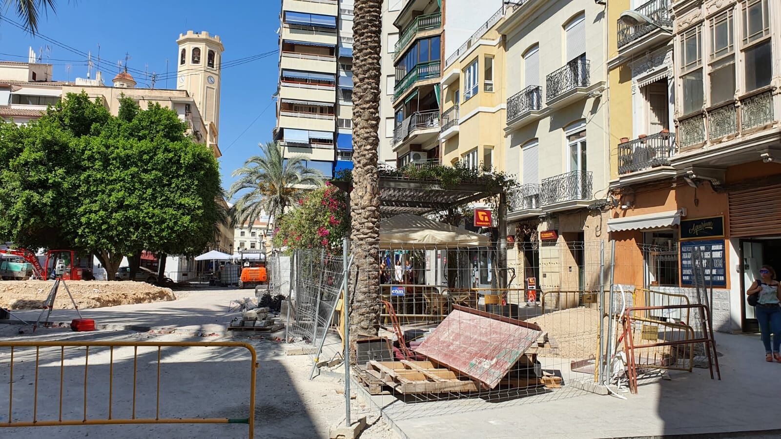 Terrazas de cafeterías invadidas por las obras en la Plaza Nueva