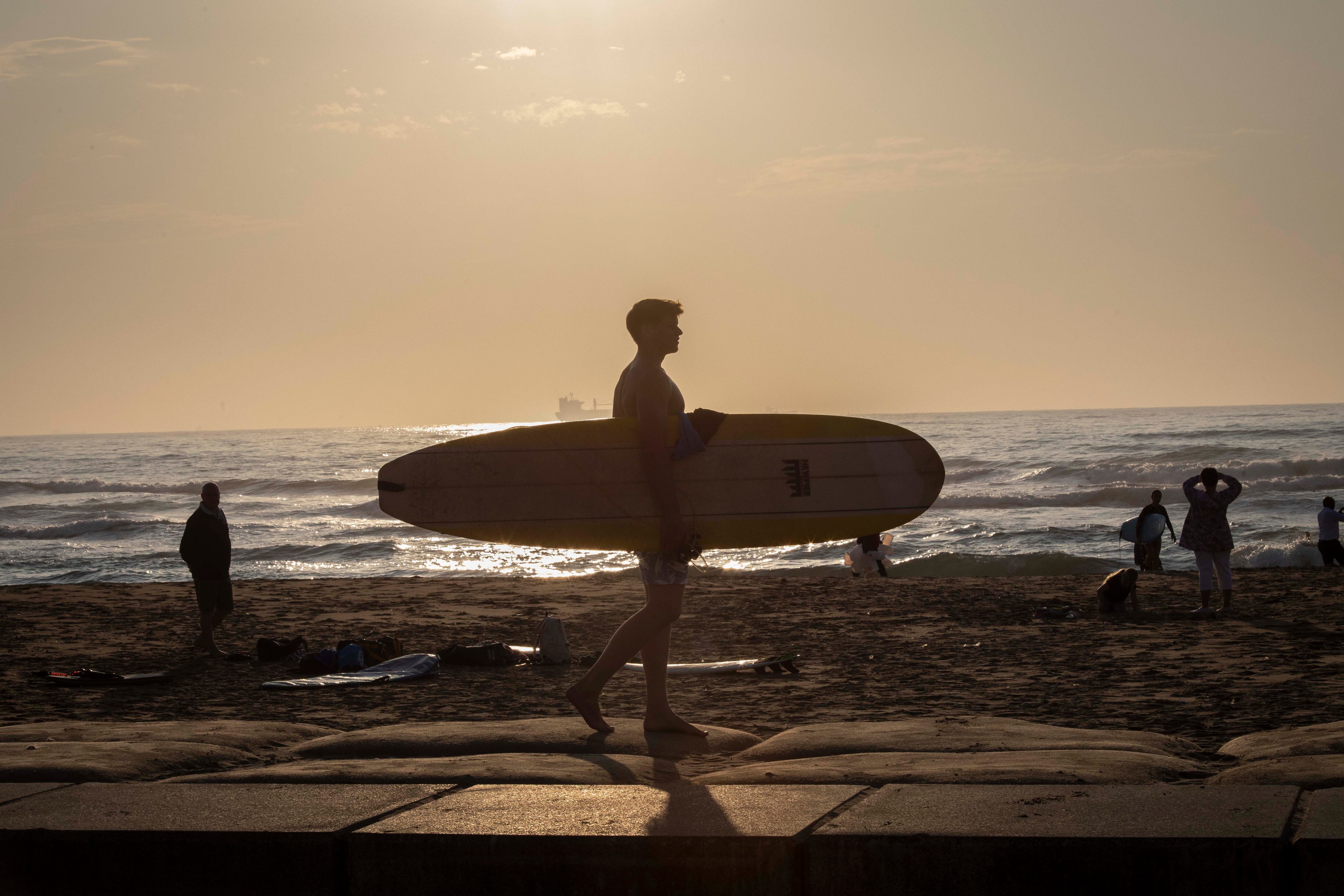 Surfistas pendientes del mar