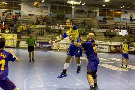 El lateral brasileño Yano Piovarcsik ya con la camiseta amarilla.