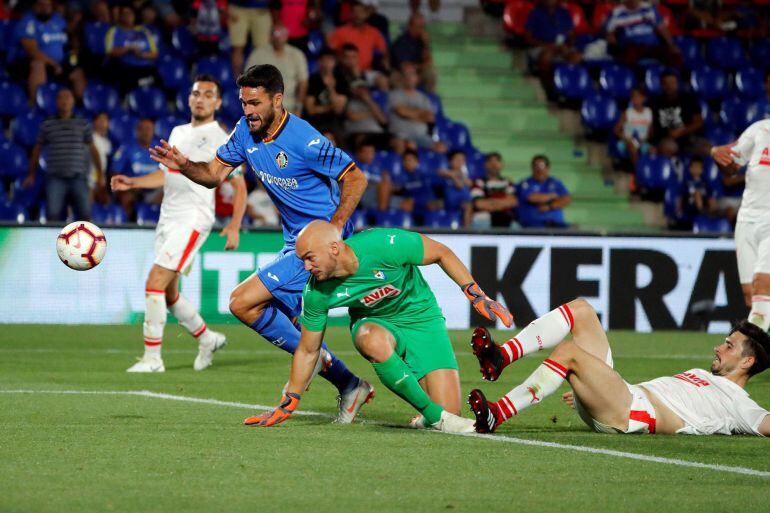 Dmtrovic ve con desesperación como Molina marca el 2-0 ustos al final del partido