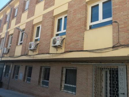 Ventanas ya cambiadas en la Escuela de Música (Primera Planta) y el nuevo Museo (Planta Baja)